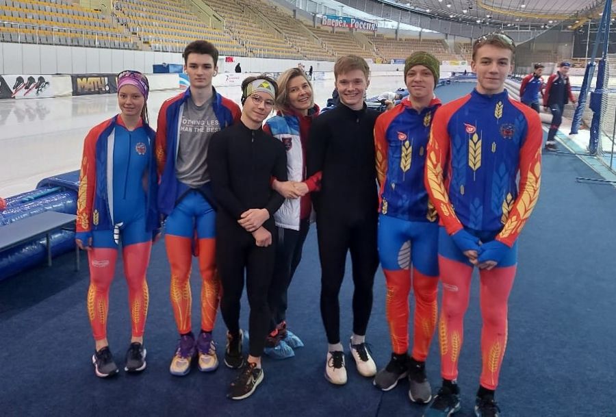 Конькобежцы Алтайского края в минуты отдыха. Фото из архива "АС"