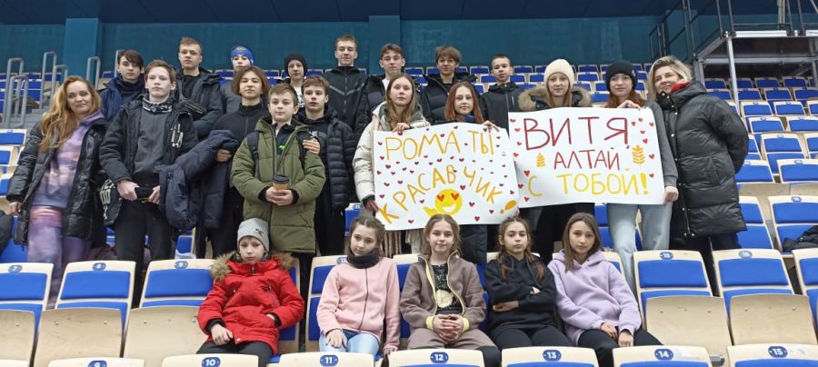 Группа поддержки Виктора Муштакова из СШОР "Клевченя" с тренерами Еленой Комаровской и Евгенией Черданцевой на чемпионате России-2024  в Кемерове. Фото из архива "АС" 