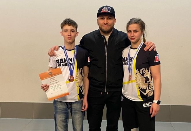 Каролина Городилова и Данил Чаринцев из КСБЕ "Один на один" завоевали бронзовые медали первенства России по панкратиону. На фото спортсмены вместе с Денисом Канаковым, руководителем регионального отделения "Союза ММА России" 