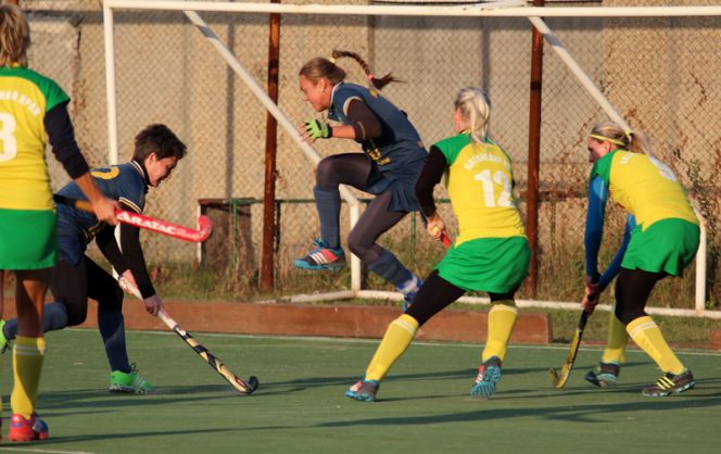 Хоккеистки "Коммунальщика" в повторной встрече уступили питерскому "Метрострою" - 4:7 (фото).