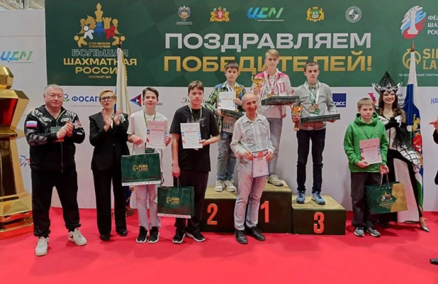 Максим Турбанов первый справа