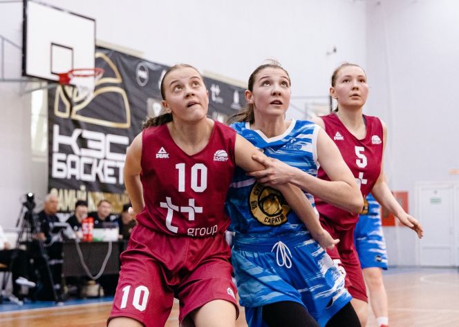 В борьбе Диана Петрушкина (в центре). Фото: "КЭС-Баскет"