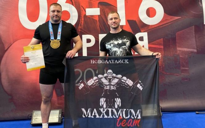 Чемпион России Александр Ходыкин (слева) с тренером Павлом Стороженко. Фото предоставлено Федерацией пауэрлифтинга Алтайского края
