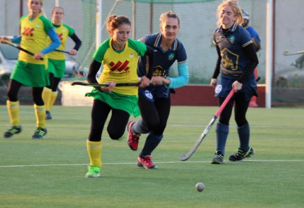 Хоккеистки "Коммунальщика" в повторной встрече уступили питерскому "Метрострою" - 4:7 (фото).