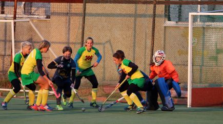 Хоккеистки "Коммунальщика" в повторной встрече уступили питерскому "Метрострою" - 4:7 (фото).