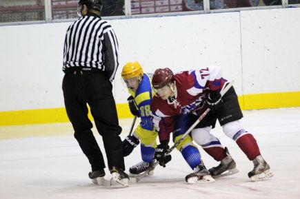 В первом домашнем матче сезона "Алтай" со счётом 4:2 обыграл "Челны" (фото).