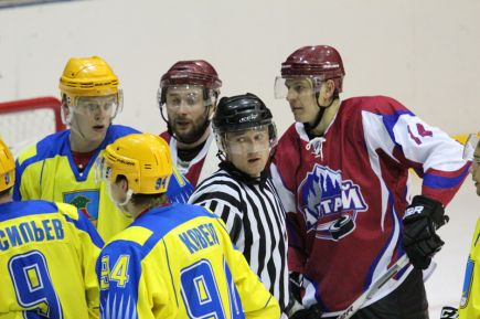 В первом домашнем матче сезона "Алтай" со счётом 4:2 обыграл "Челны" (фото).