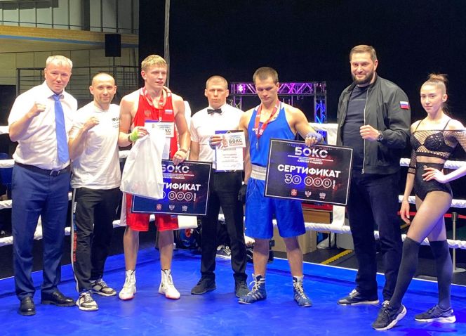 На турнире в Омске рубцовчанин Евгений Трунов (третий слева) выполнил мастерский норматив