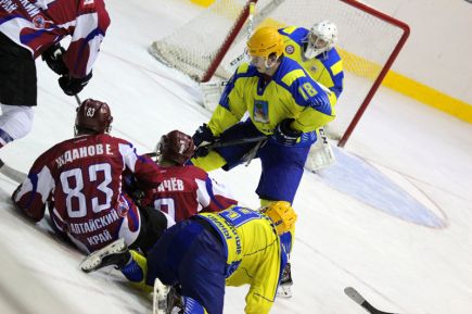 В первом домашнем матче сезона "Алтай" со счётом 4:2 обыграл "Челны" (фото).