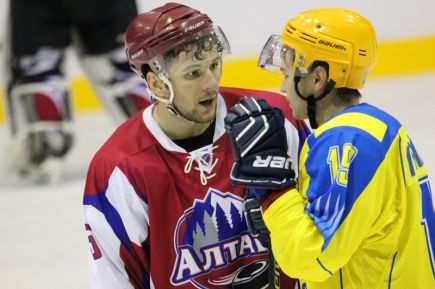 В первом домашнем матче сезона "Алтай" со счётом 4:2 обыграл "Челны" (фото).
