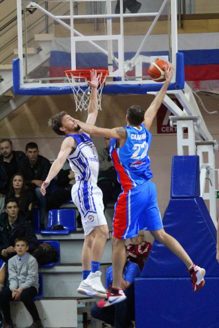 В первом матче чемпионата "АлтайБаскет" уверенно обыграл на своей площадке "Эльбрус" из Черкесска - 108:69 (фото).