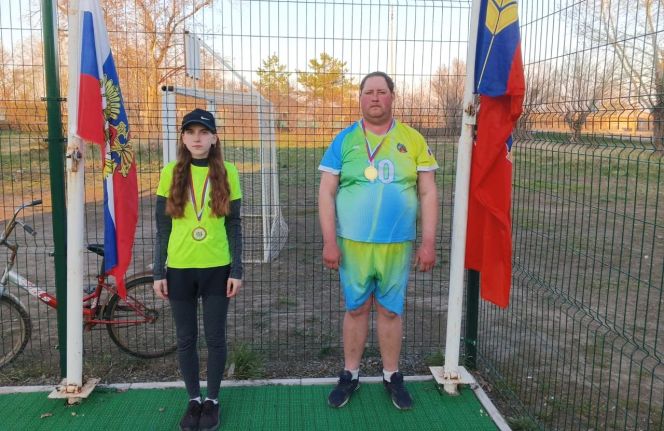 Чемпионы Алтайского края-2024 по классическим городкам Мария Гранкина и Андрей Яковенко. Фото: Федерация городошного спорта Алтайского края 