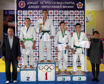 Более 300 юных дзюдоистов выступили на «Кубке сенсея» в Барнауле.