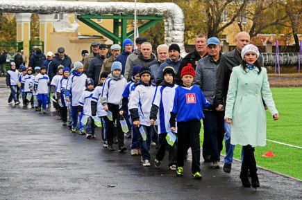 В Яровом открыли современное футбольное поле с искусственным покрытием (фото).