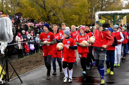 В Яровом открыли современное футбольное поле с искусственным покрытием (фото).
