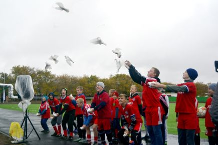 В Яровом открыли современное футбольное поле с искусственным покрытием (фото).