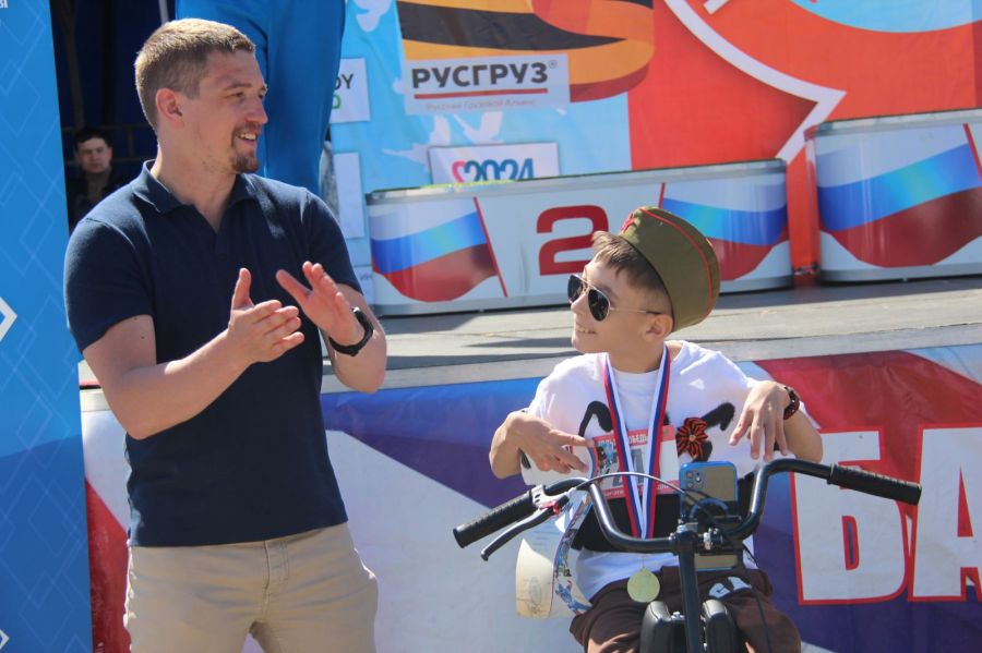 В награждении спортсменов с ограниченными возможностями здоровья принял участие чемпион Паралимпийских игр-2012  по лёгкой атлетике Артём Логинов (слева).   Фото: Виталий Дворянкин/ "Алтайский спорт"