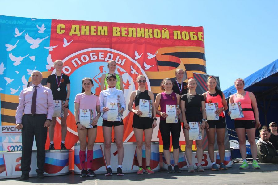На подиуме 10 лучших спортсменок 5-километрового забега "Кольца Победы". Фото: Виталий Дворянкин/ "Алтайский спорт"