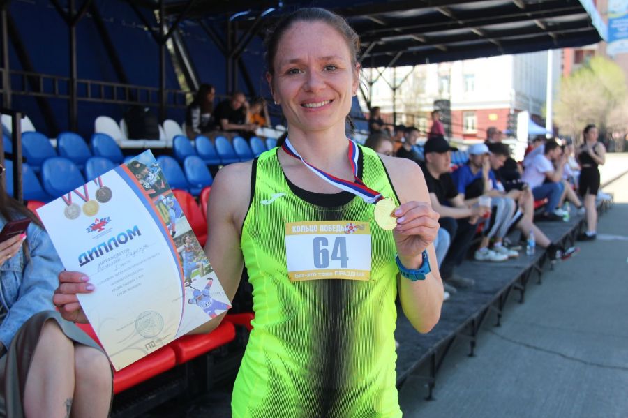 Победительница женского 5-километрового забега "Кольца Победы" Надежда Вопилова. Фото: Виталий Дворянкин/ "Алтайский спорт"