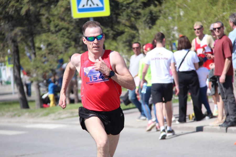 Победный финиш Виталия Пивоварова. Фото: Виталий Дворянкин/ "Алтайский спорт"