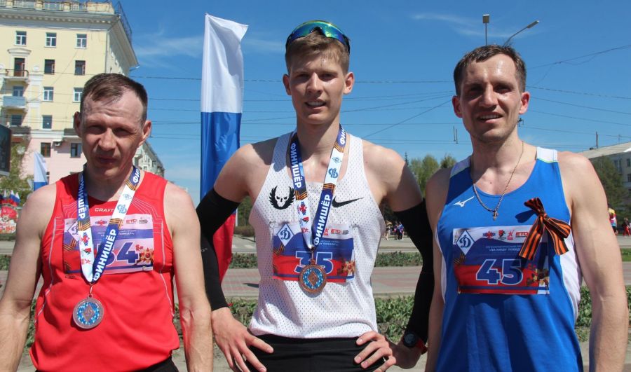 Слева Виталий Пивоваров - абсолютный победитель 10-километрового пробега "За нашу победу",  в центре бронзовый призёр Вадим Скрипкин, справа серебряный призёр Артур Элизбарян. Фото: Виталий Дворянкин/ "Алтайский спорт"