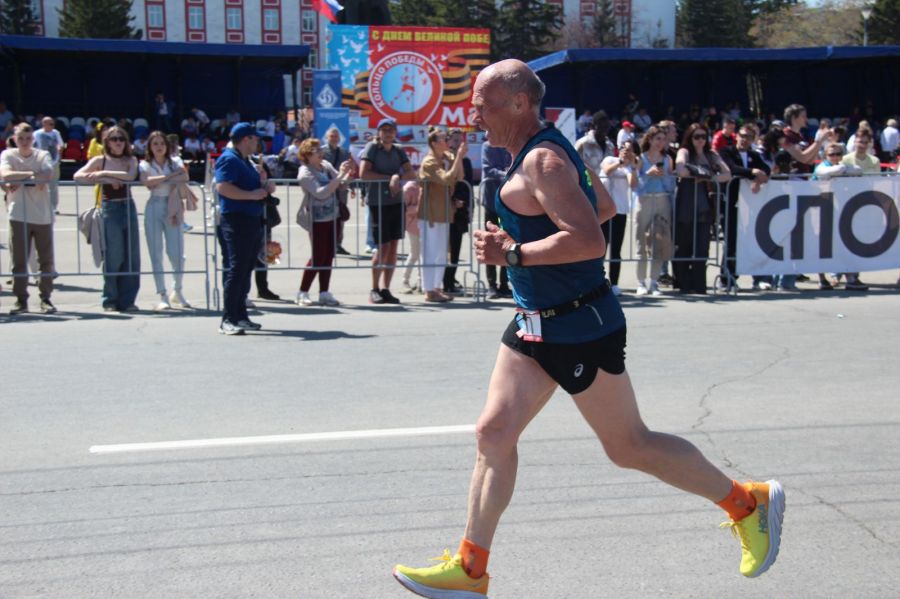 На 10-километровой дистанции "Кольца Победы"  Александр Богумил. Впервые он участвовал в Барнауле в пробеге в честь Дня Победы 18-летним - в 1974 году.  Фото: Виталий Дворянкин/ "Алтайский спорт"