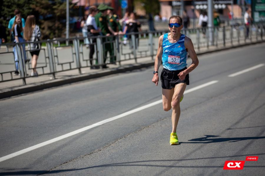 На дистанции Андрей Дерксен - победитель 10-километрового забега "Кольца Победы". Фото: Владимир Мартынов 