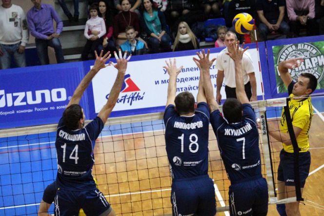 Спустя семь лет Высшая лига «А» вернулась в Барнаул! «Университет» принимал челябинское «Торпедо» и победил 3:1.