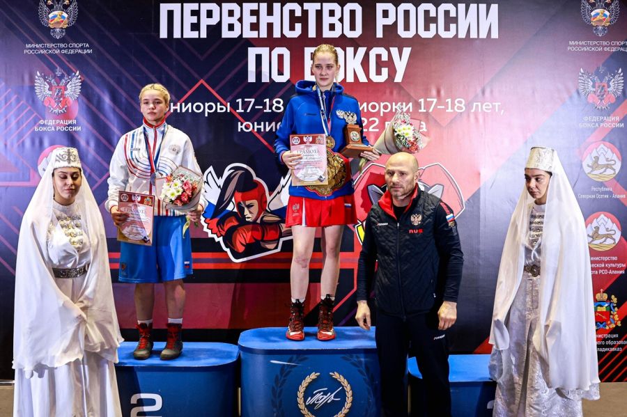 Церемонию награждения провел главный тренер женской сборной России Альберт Муталибов. Фото:  Федерация бокса России