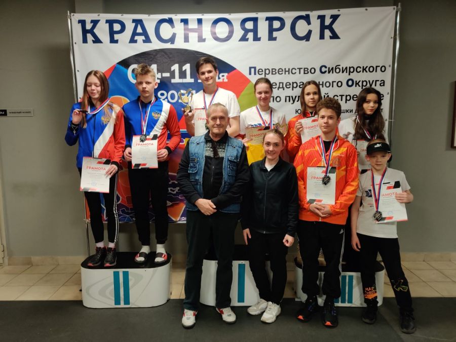 Призовой пьедестал смешанных пар. Артём Янов и Ирина Терехова - победители, Иван Кормышев и Влада Родина - бронзовые призёры (крайние справа). У пьедестала тренеры победителей Игорь Каменский и Анастасия Озерская. Фото: СШ №1 Бийск 