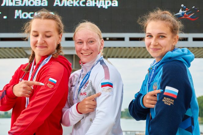 Александра Власова (в центре) завоевала на первенстве страны уже три медали. Фото: Федерация гребли на байдарках и каноэ России
