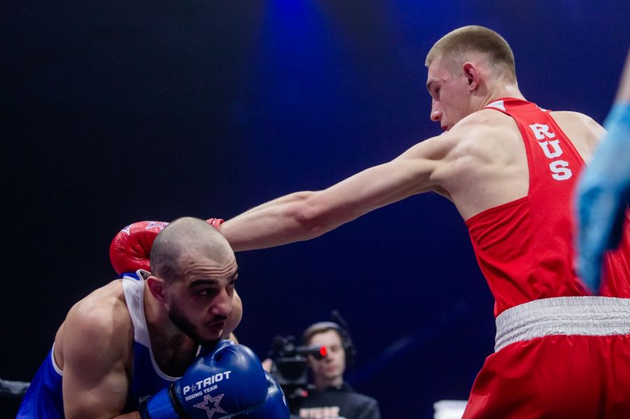 Финальный бой Павла Ляпкина (красный угол) с Кареном Аветисяном. Фото предоставлены СШОР "Алтайский ринг"