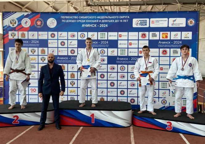 На первой ступени пьедестала Владислав Быков, победитель первенства СФО в весовой категории 73 кг  