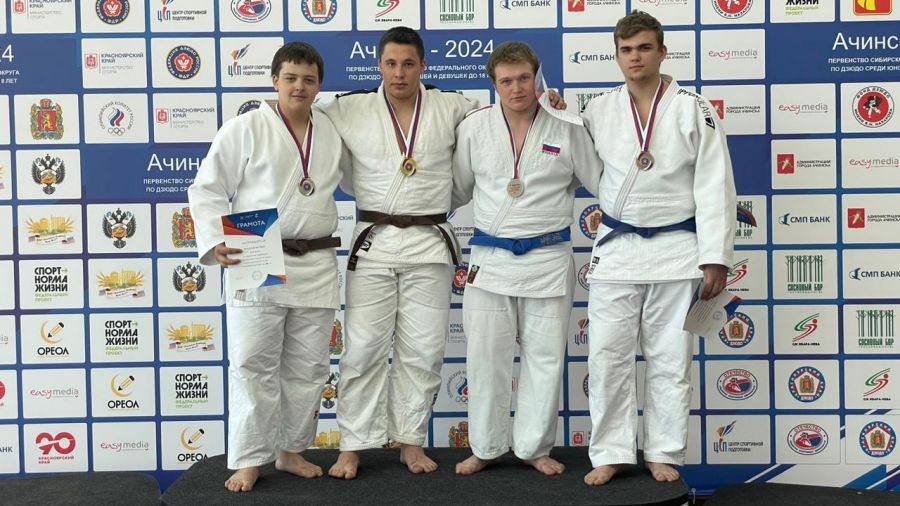 Серебряный призёр первенства СФО в весовой категории свыше 90 кг Матвей Мошков (слева)