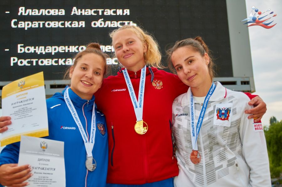 Анастасия Кравченко (в центре) выиграла в Краснодаре четыре золота! Фото: Федерация гребли на байдарках и каноэ России