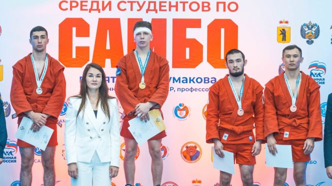 Нурсултан Садуакасов (справа) - бронзовый призер чемпионата России среди студентов. Фото: Всероссийская федерация самбо