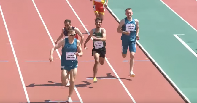 Финиш на дистанции 1500 метров: Антон Кулятин первый, Александр Костин - четвёртый. 