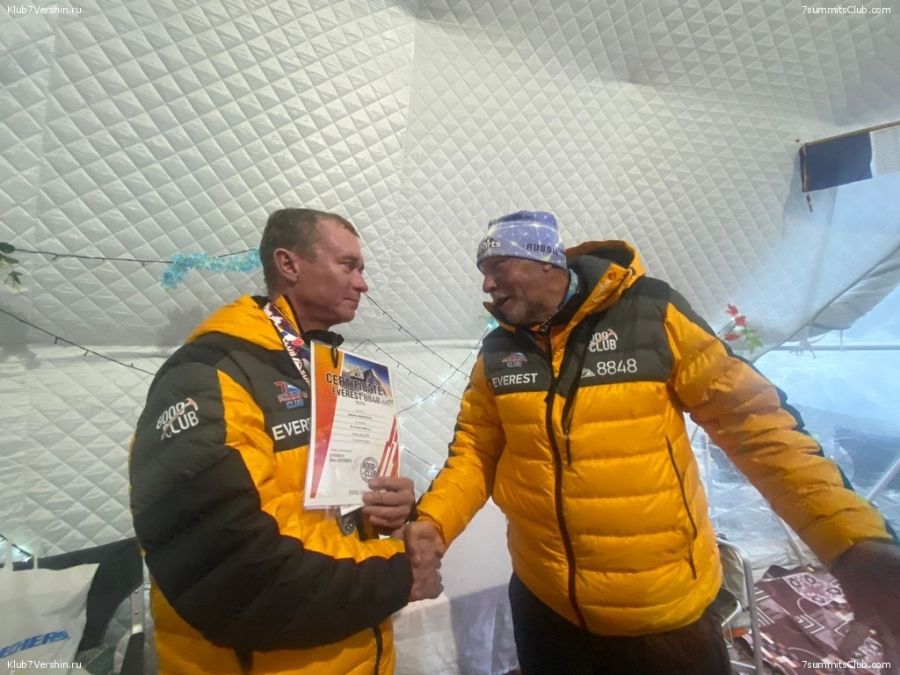 Константин Симон (слева) получает диплом о восхождении на Эверест. Фото: "Клуб 7 Вершин" 