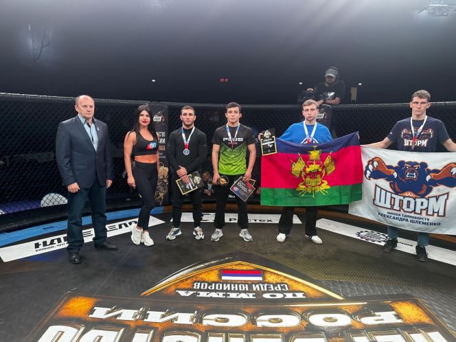 Ровшан Рустамов (на фото третий слева) стал серебряным призёром юниорского первенства России по ММА. Фото: Союз ММА Алтайского края