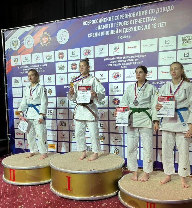 Призовой пьедестал весовой категории до 52 кг. Дарья Зайцева (слева) - серебряный призёр 