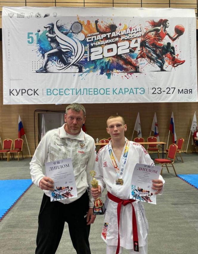 Победитель соревнований Илья Барило с отцом-тренером Вячеславом Барило. Фото: Федерация всестилевого каратэ России