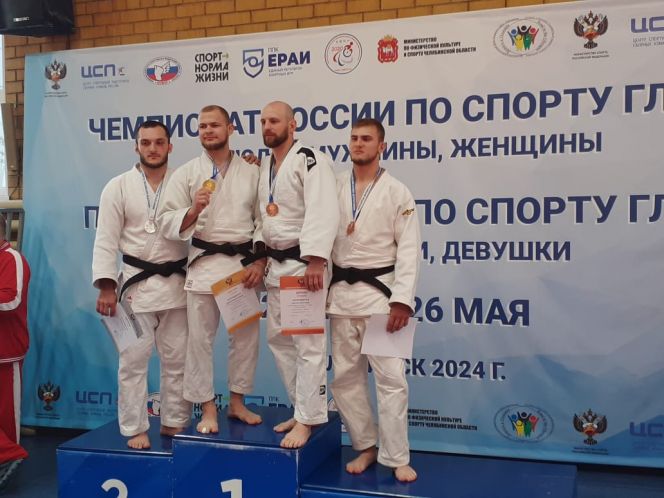 Даниил Белецкий на призовом пьедестале (справа). Фото: Краевая СШОР