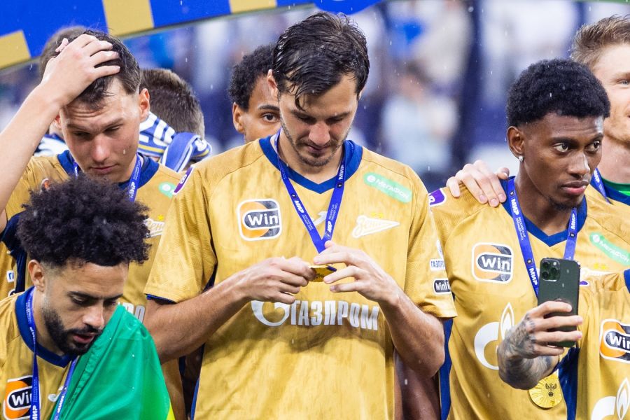 Александр Ерохин с шестой чемпионской медалью. Фото: ФК "Зенит" Санкт-Петербург