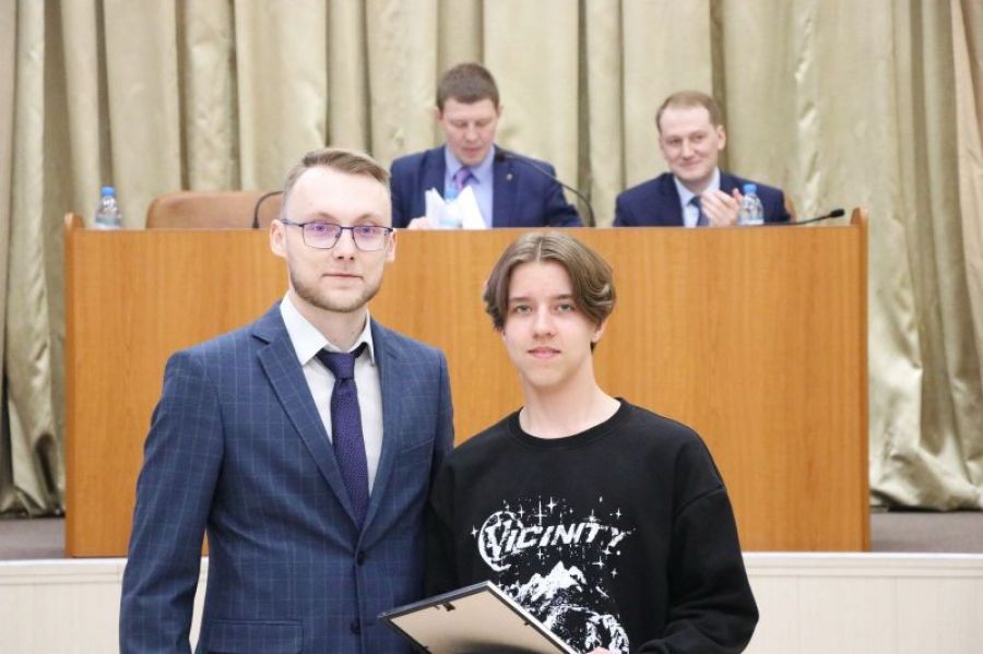 Михаил Шиляев на коллегии Министерства спорта Алтайского края. Награду школьнику вручал заместитетель министра спорта региона Иван Субочев. Фото: Вадим Вязанцев