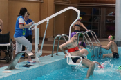 В бассейне бийского спорткомплекса "Заря" установили подъёмник для инвалидов.