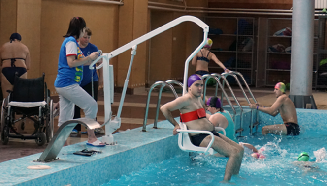 В бассейне бийского спорткомплекса "Заря" установили подъёмник для инвалидов.