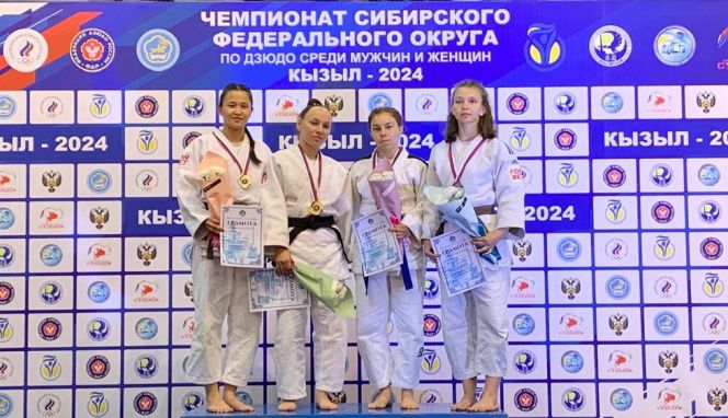 Яна Полевод из СШОР "Спарта" (на пьедестале вторая слева) - победитель чемпионата Сибири в Кызыле