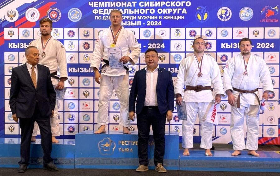 В мужском турнире в весовой категории до 100 кг победу одержал барнаулец Андрей Томчук