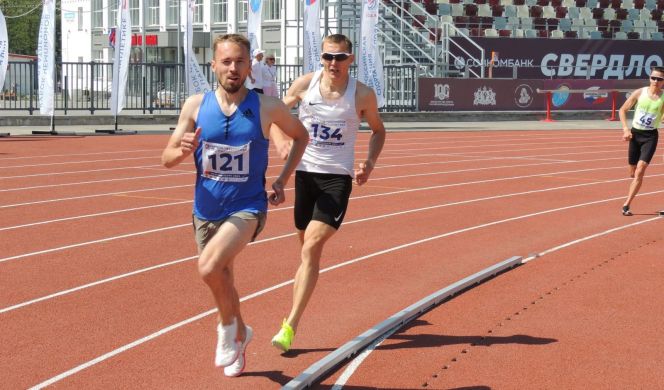 Бег на дистанции 1500 метров ведёт Александр Костин. Фото: Федерация лёгкой атлетики Свердловской области 