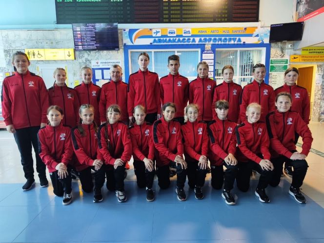 Наша футбольная делегация в аэропорту Барнаула. Фото: СШОР Алексея Смертина